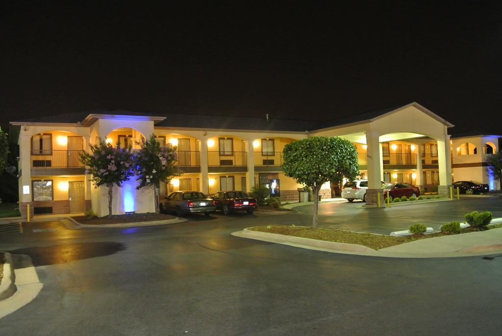 Americas Best Value Inn And Suites Little Rock Exterior photo
